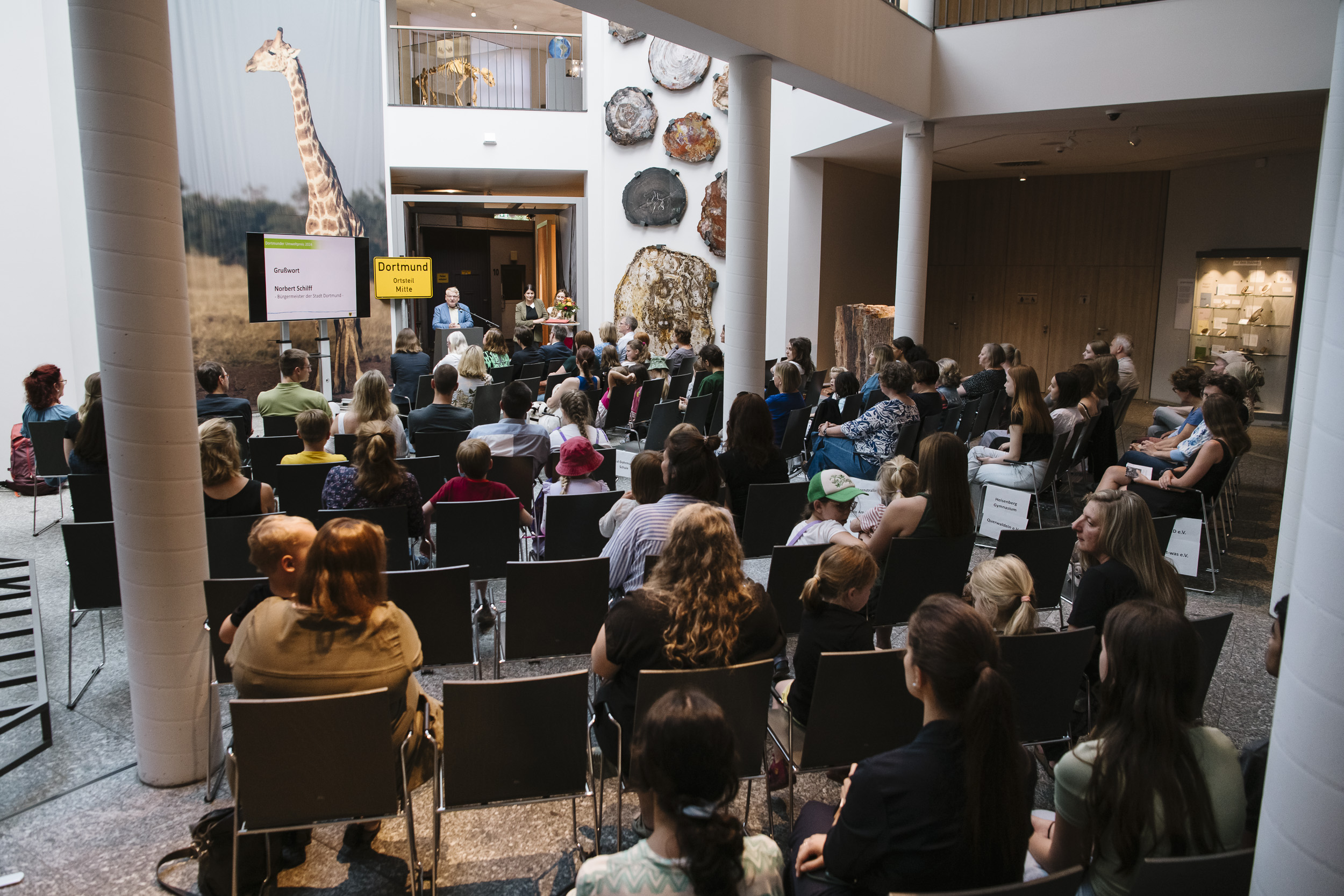 Die Preisträger*innen des Dortmunder Umweltpreises werden im Naturmuseum von Bürgermeister Norbert Schilff gekürt. Bild: Mareen Meyer