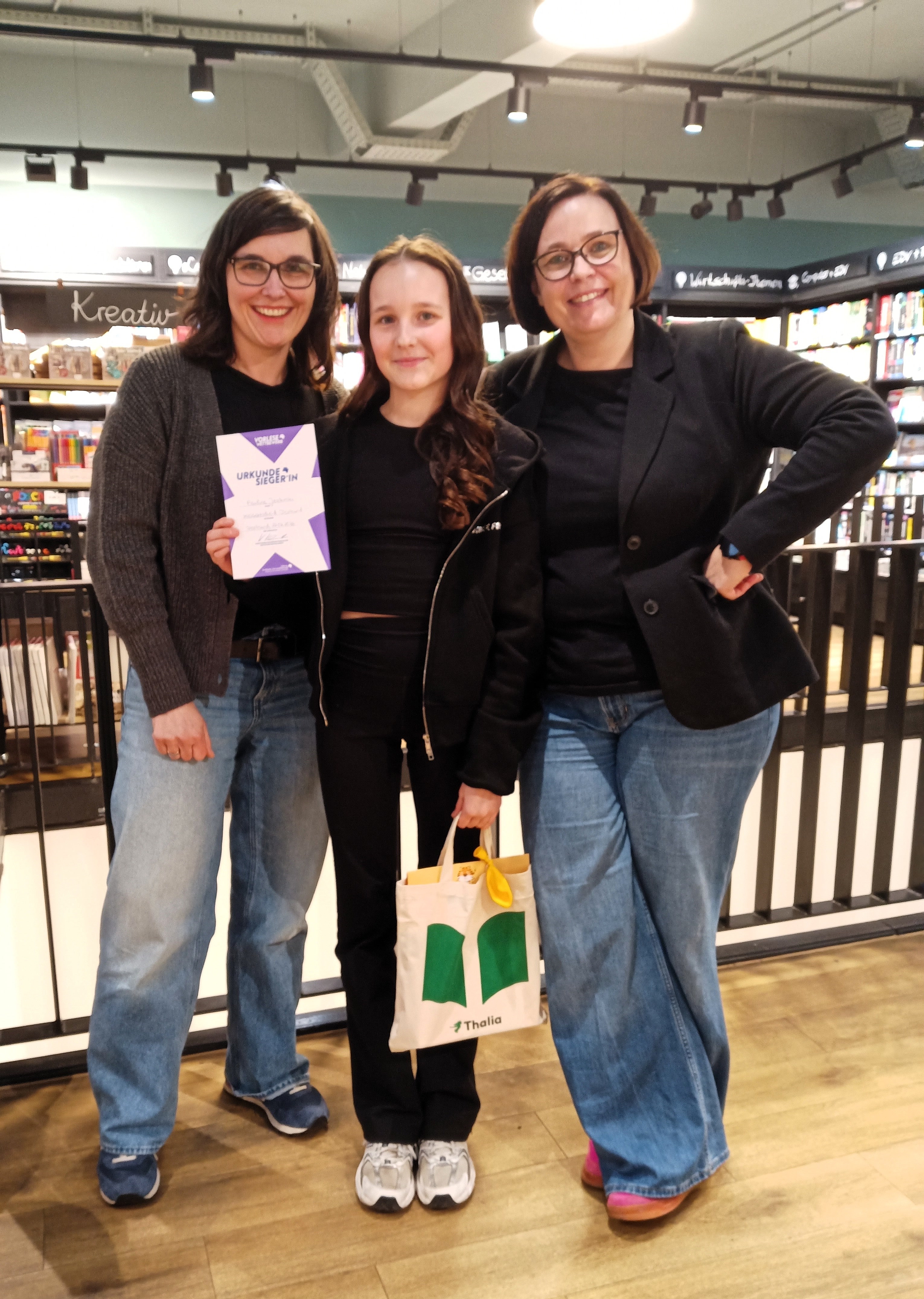 Siegerin Pauline mit ihrer Mutter (links) und der Veranstalterin der Mayerschen Buchhandlung in Dortmund