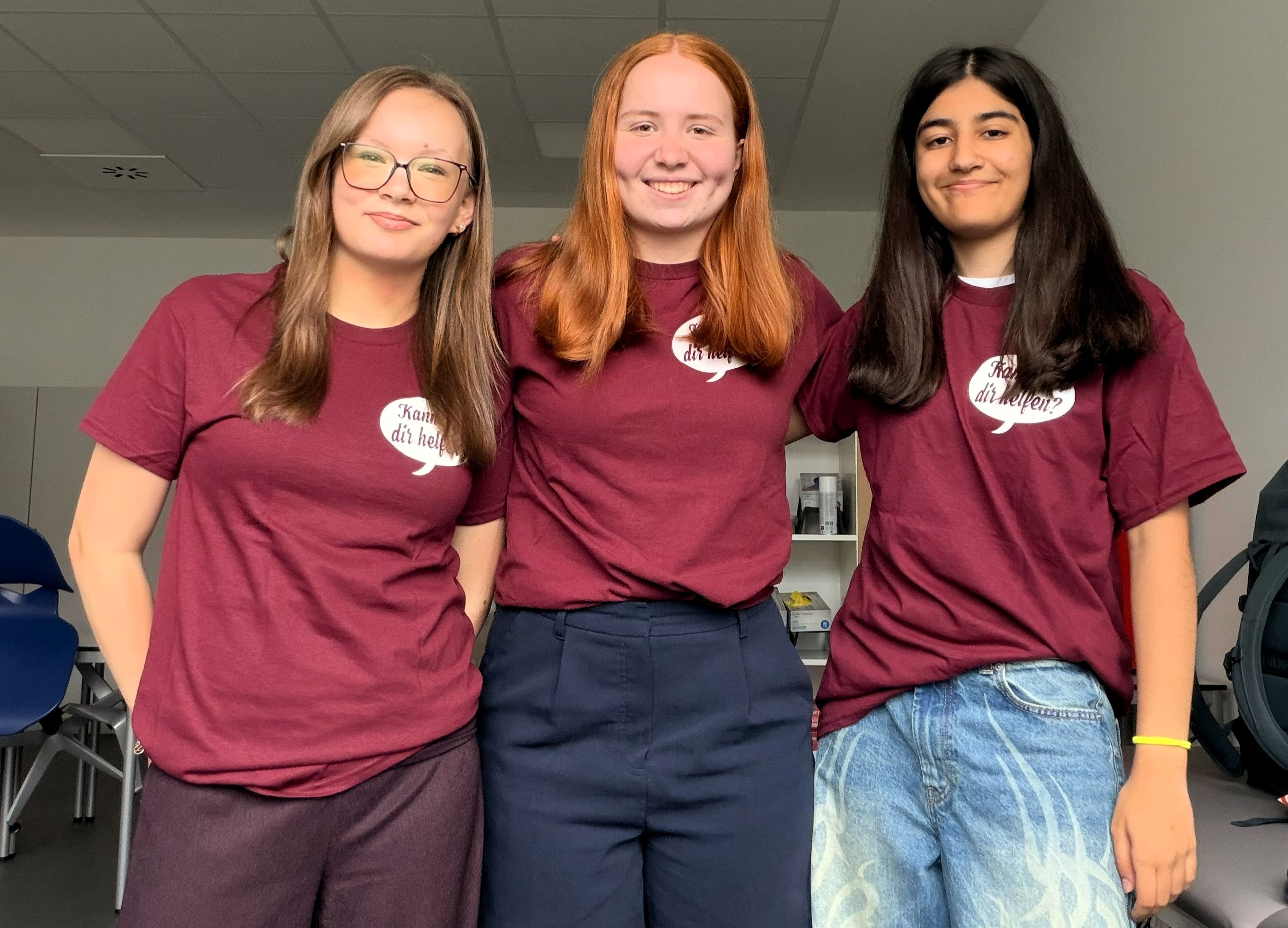 Die drei Schulsanitäterinnen Henrike, Mathilda und Amina leiten das Planspiel Humanitäre Schule