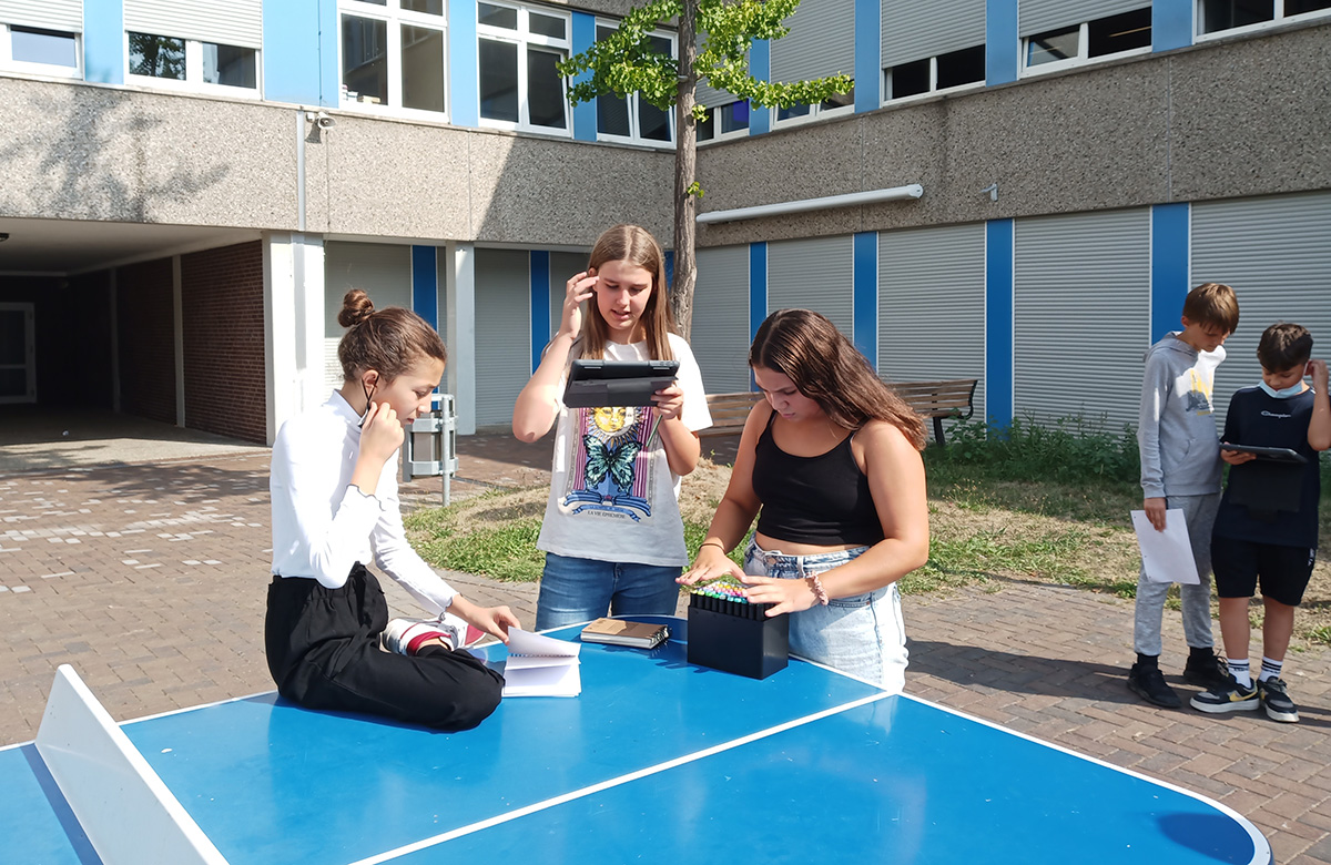 Lernen im Freien auf der Tischtennisplatte